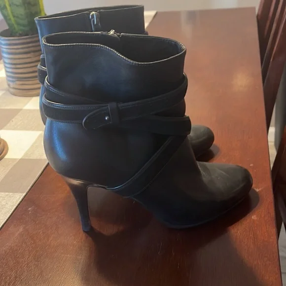 Cole Hana Nike Air black leather bootie - Picture 3 of 5